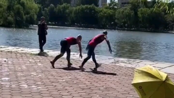 สองคุณลุงกระโดดน้ำพร้อมกันเป๊ะ ชาวเน็ตบอกว่าความท้าทายในการออกกำลังกายที่สวนสาธารณะเพิ่มระดับแล้ว!