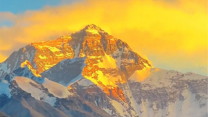 Citra langka Gunung Emas yang disinari matahari ini udah kamu dapatkan—pasti harus dibagiin ke orang