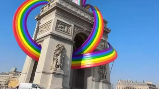 قوس النصر في باريس يلتف حوله قوس قزح...