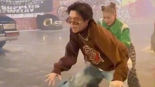 นักเต้นจากบัญชี TikTok อย่างเป็นทางการของ BTS อย่าง Xixi โชว์ท่ายิงตรง