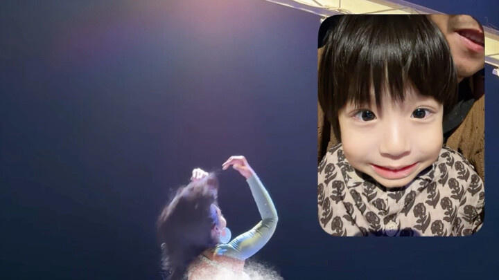 ลูกชายวัย 4 ขวบดูระบำหน้าท้องครั้งแรก