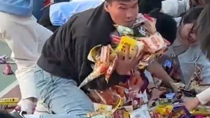 คุณครูต่างพากันแย่งขนมให้นักเรียนอย่างบ้าคลั่ง