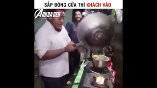 Sắp Đóng Cửa Thì Khách Vào