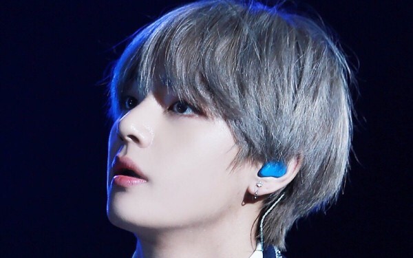 Who did the idols give their first kiss on screen?