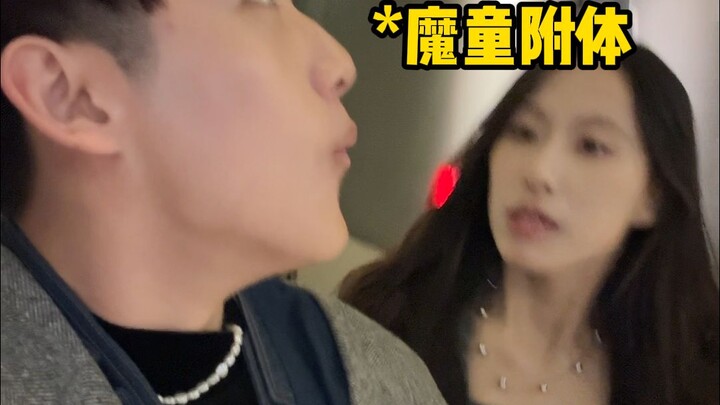 Miệng thì nói không xem, nhưng cơ thể lại rất thành thật nhỉ?