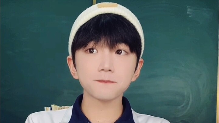 Cahaya matahari menembus deretan pohon cemara di samping gedung kelas, menerobos jendela kaca dan me