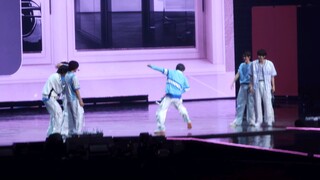 成灿：taro哥多么努力地做了twerk啊！