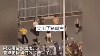大妈跳广场舞男子用唢呐配乐，乐声一出后朋友笑喷-差点吹“走”。