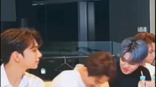 Bánh bao chiên: Bị Kela der nói không mặc quần, xấu hổ quá khóc òa...