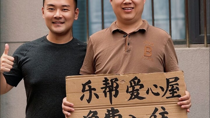 Saya bertemu dengan seorang pria aneh di depan pintu rumah sakit, dia terus mencari orang untuk diaj