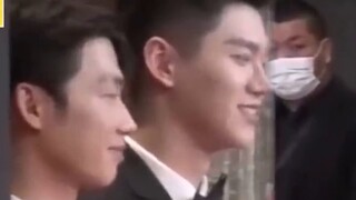 Hahahahaha Wanwan đưa tin rằng Dibao đã yêu ngay lập tức khi bước đi trên thảm đỏ.