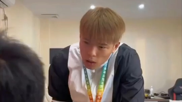 Sambil tertawa, aku malah menangis.