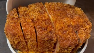 Cơm phủ sườn heo chiên cực dày với 600 gram thịt băm