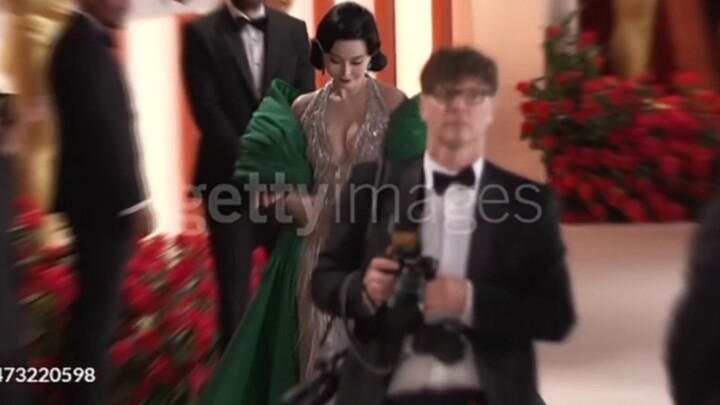 “这让我们的妆造显得很寒酸”