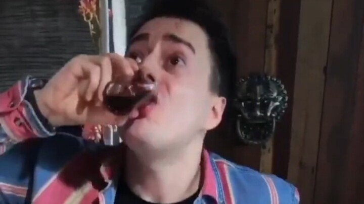 โวลัฟ ชายรักชาติที่ดวลเหล้ากับอู๋จิง