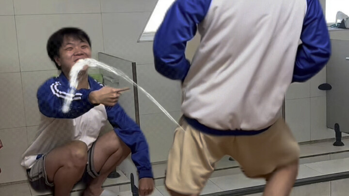 Momen kocak di toilet pria sekolah