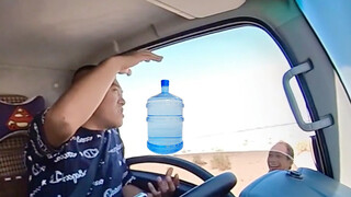 إذا واجهتك مشكلة في الطريق في منطقة غير مأهولة وتحتاج إلى مساعدة، فإن السائق ذو الخبرة سوف يعلمك كيف
