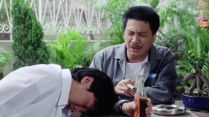 ลุงแทตกำลังสูบบุหรี่ด้วยไม้เดียโบโล พ่นควันออกมา และแม้แต่สตีเฟน โจว ก็ยังตกตะลึง นี่คือระดับการสูบบ