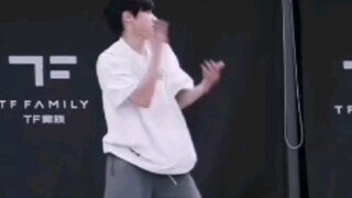 依旧是边缘户的张峻豪舞蹈focus