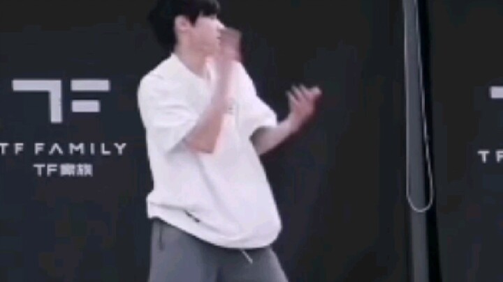 تركيز على رقصة تشانغ جون هاو الذي لا يزال في الهامش