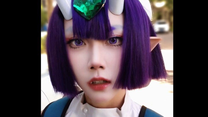 Jiutun’s cosplay walk feels just like being filmed in an adult movie!