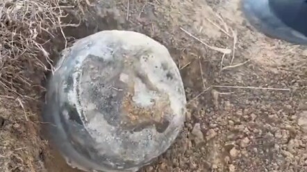 Anh ấy vẫy tay chào, mà tôi thật sự không nhịn được cười, hahaha!