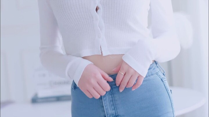Tsuki-chan’s playful and cute denim shorts outfit