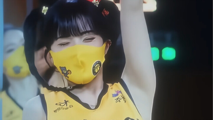 Pemandu sorak Lee Da Hye menari dengan cepat