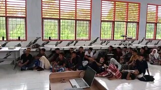 lagi nonton ceramah sambil nunggu bukber
