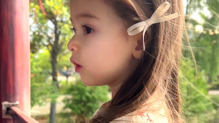 20 năm trước, mẹ cũng hay trú mưa dưới cây cầu gỗ.