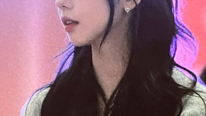 “ยกย่องกันขนาดนี้ ยอดคนดูใกล้จะโดนเพื่อนร่วมทีมแซงแล้ว ไม่รู้ทำอะไรอยู่กันแน่”
