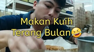 Makan Kuih Terang Bulan👌