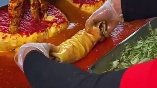 Kebab burrito trên đường phố Tehran, Iran: những miếng bơ lớn, bát nước sốt khổng lồ... khung cảnh t