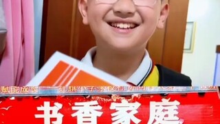 小烧饼得奖状回来，烧饼哥:我堂堂一个游戏世家，怎么带出一个书香家庭儿子。小烧饼:你要不你给我族谱单开一页？