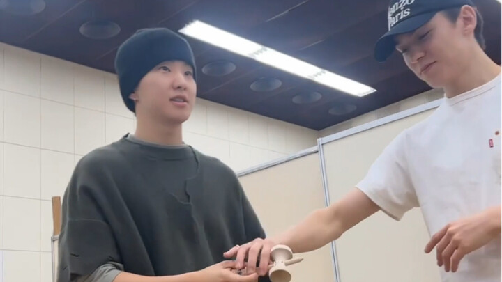 【เซเว่นทีน】ควอนโฮชิท้าประลองกับชเวฮันยอล เพื่อแย่งชิงตำแหน่งสุดยอดนักเล่นเก็มบุ