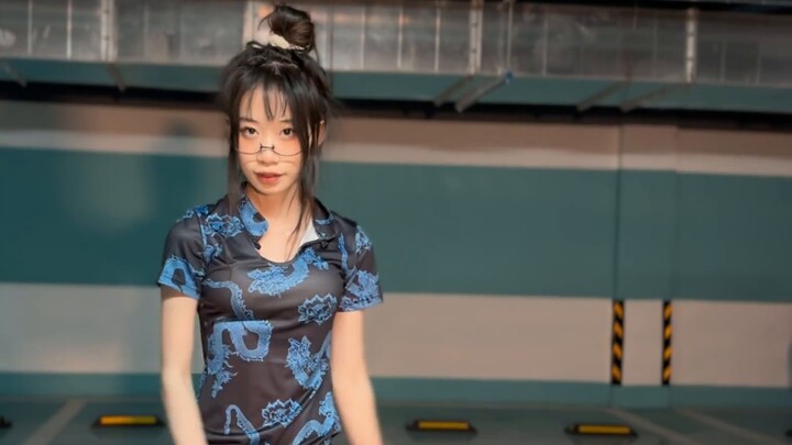 The girl with half-frame glasses wears a sexy cheongsam and dances to the fatal flute dance Back to 