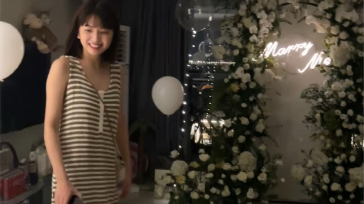 Dia bilang dia ingin sebuah lamaran yang hanya berdua.