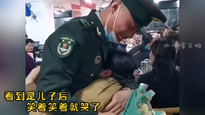 Khoảnh khắc cảm động khi anh lính lén về nhà: anh là người đàn ông bảo vệ tổ quốc, cũng là cục cưng 