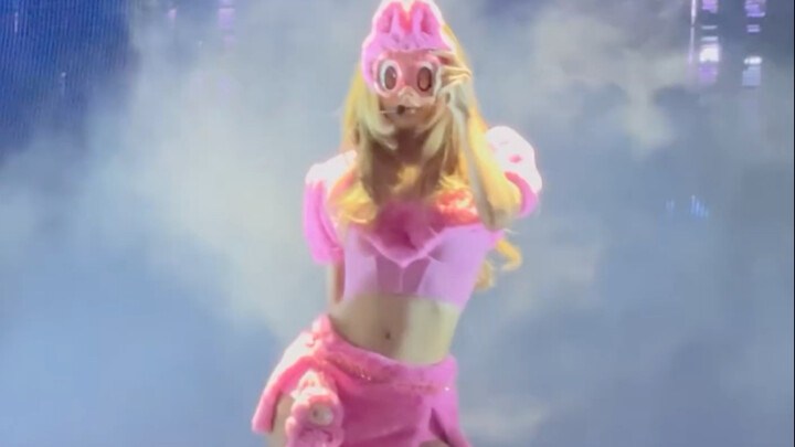 Sân khấu Thunder tạo hình Labubu tùy chỉnh của LISA