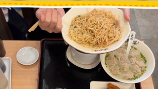 The Japanese girl ate Shaxian snacks for the first time and was hit on by the store clerk...