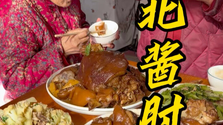 The braised pork knuckle I made today smells amazing—it’s hands down the best!