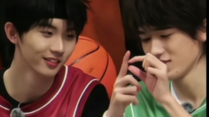 เมื่อถูกเพื่อนๆ แหย่จนเขิน รีบไปหาพี่ชายทันที