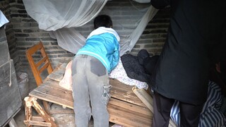 Kakek buta itu tidur di ranjang yang roboh, dan cucunya tidak dapat memperbaikinya. Dia bahkan tidak
