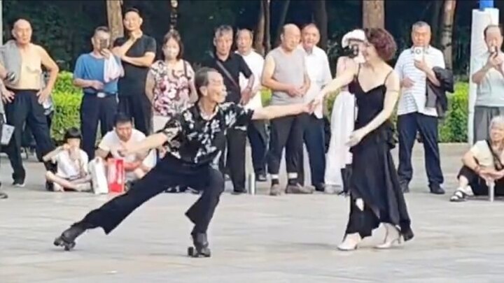 Khoan nói ông ấy có phong cách lãng tử hay không, vũ đạo của ông ấy thì thuộc hàng đỉnh, còn cô gái 