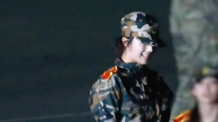 At Beijing Film Academy’s military training, watching senior sister Hu Jingyi from the Red Girl Grou