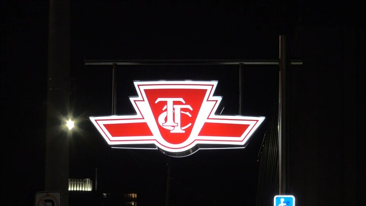 【4K】夜のスパダイナ駅 ヤング・ユニバーシティ線「トロントロケット」(TR)、ブロア・ダンフォース線 「Tシリーズ」(T1)、トロント市電 到着・発車シーン集