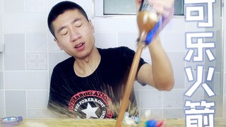 Membuat roket cola menggunakan Mentos, saat diluncurkan matanya sampai terasa silau!