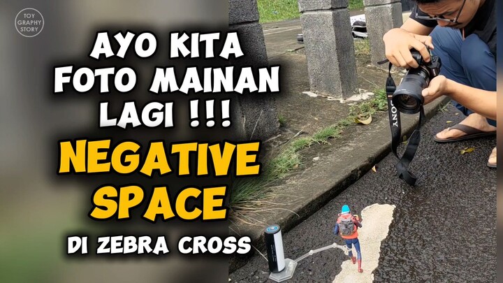 Foto Mainan Negative Space di Trotoar Jalan