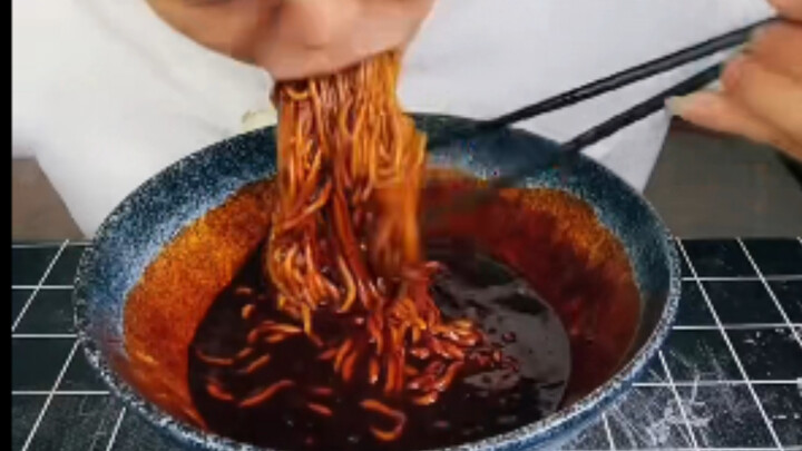 Big brother is quite particular—when he drinks sauce, he pairs it with some noodles.