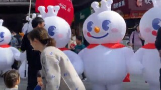 The snow king in the middle is so happy, he was taken out~~ Keep having fun